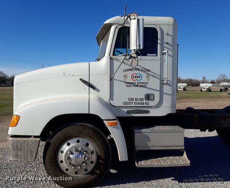 image for item DV9818 1994 Freightliner truck cab and chassis