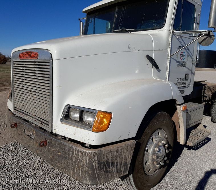 image for item DV9818 1994 Freightliner truck cab and chassis