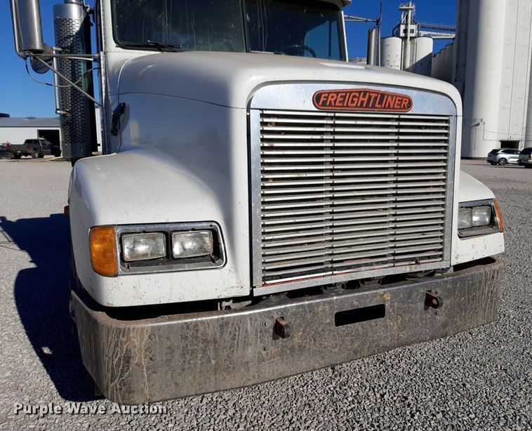 image for item DV9818 1994 Freightliner truck cab and chassis