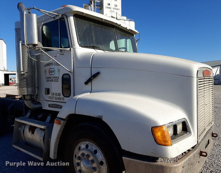 image for item DV9818 1994 Freightliner truck cab and chassis