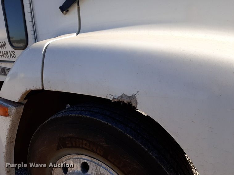 image for item DV9818 1994 Freightliner truck cab and chassis