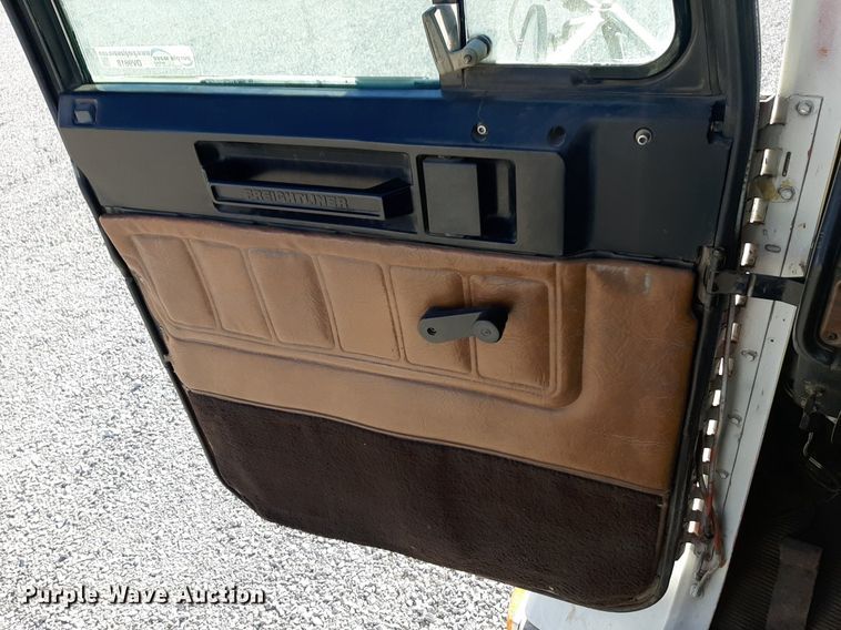 image for item DV9818 1994 Freightliner truck cab and chassis