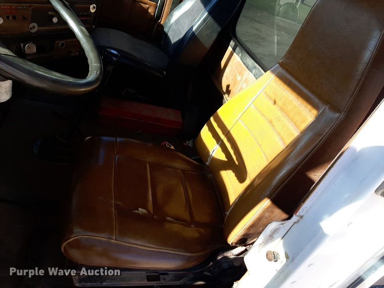 image for item DV9818 1994 Freightliner truck cab and chassis