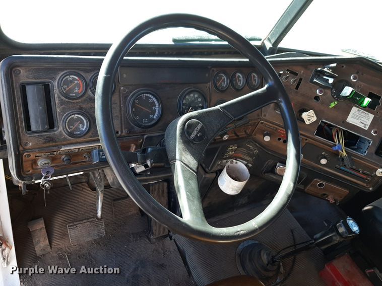 image for item DV9818 1994 Freightliner truck cab and chassis