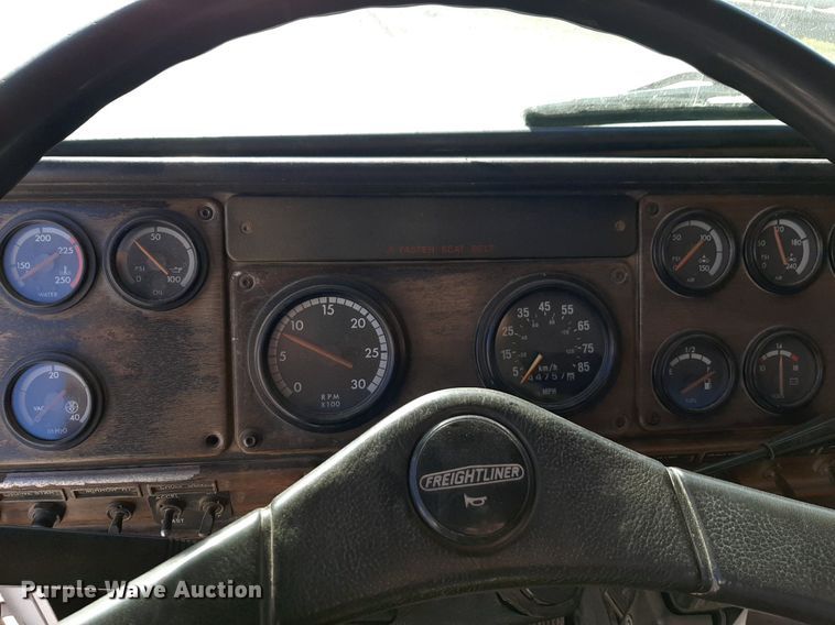 image for item DV9818 1994 Freightliner truck cab and chassis