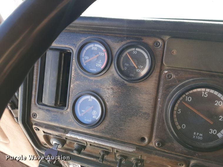 image for item DV9818 1994 Freightliner truck cab and chassis