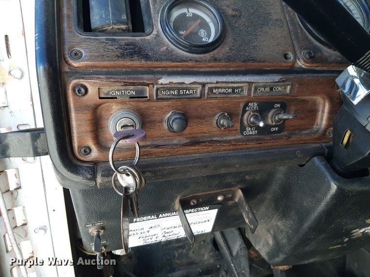 image for item DV9818 1994 Freightliner truck cab and chassis