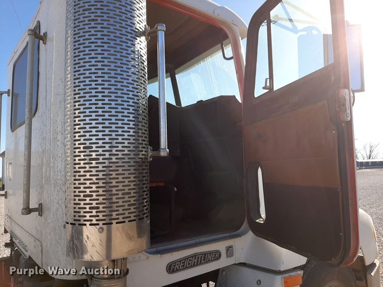 image for item DV9818 1994 Freightliner truck cab and chassis