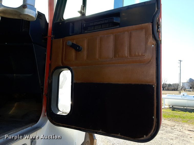 image for item DV9818 1994 Freightliner truck cab and chassis