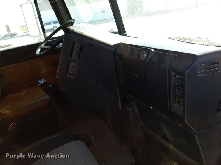 image for item DV9818 1994 Freightliner truck cab and chassis