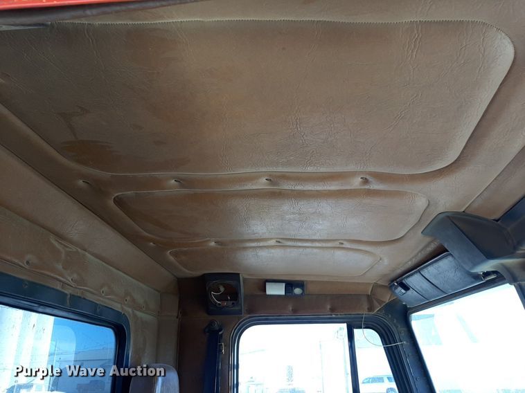 image for item DV9818 1994 Freightliner truck cab and chassis