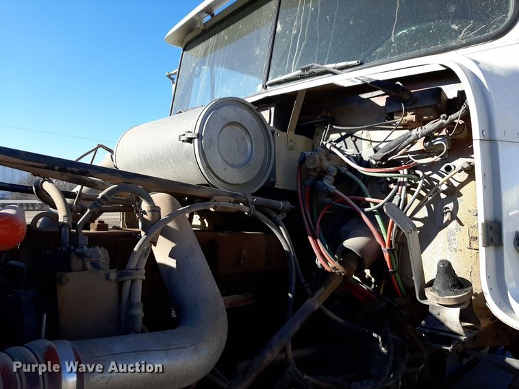 image for item DV9818 1994 Freightliner truck cab and chassis