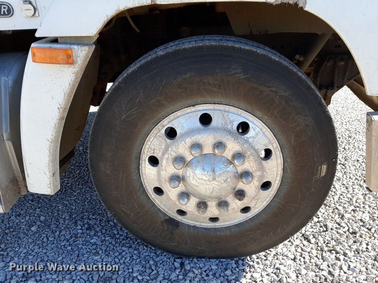 image for item DV9818 1994 Freightliner truck cab and chassis