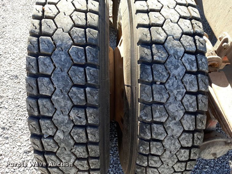 image for item DV9818 1994 Freightliner truck cab and chassis