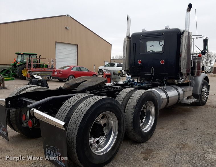 image for item DV9879 2005 Freightliner semi truck