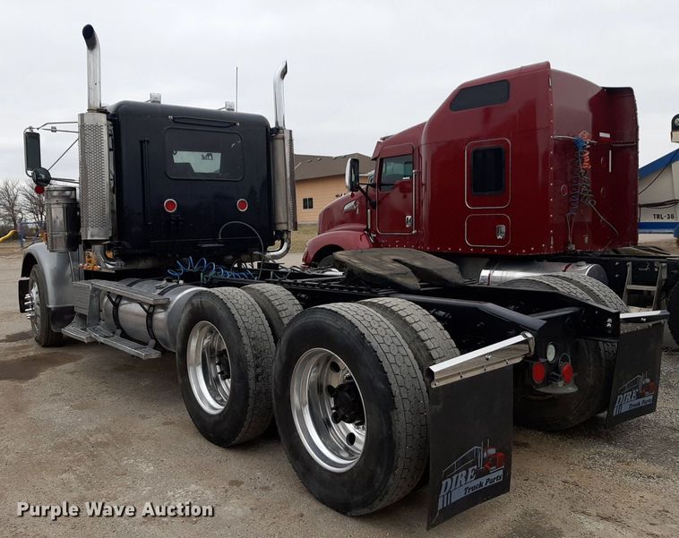 image for item DV9879 2005 Freightliner semi truck