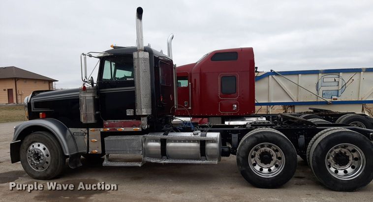 image for item DV9879 2005 Freightliner semi truck