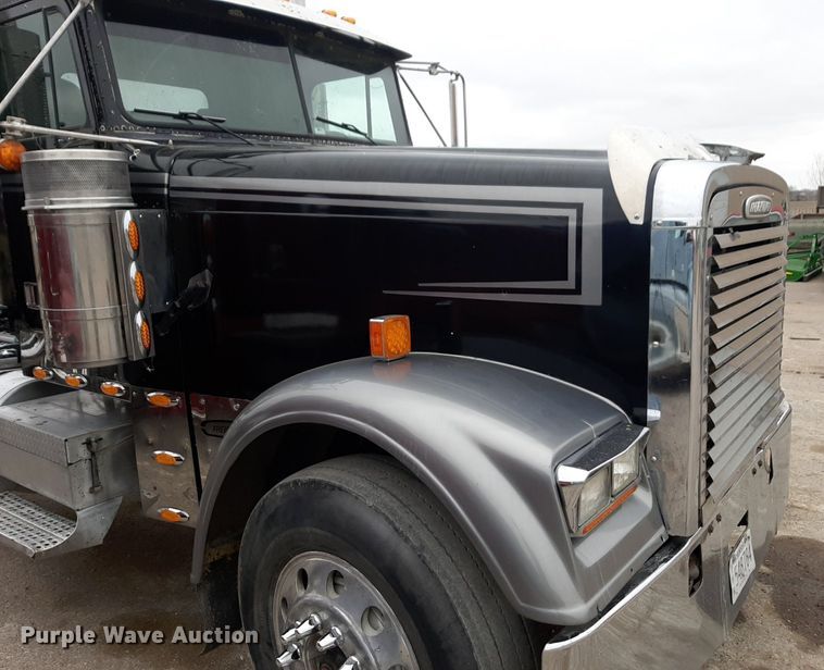 image for item DV9879 2005 Freightliner semi truck