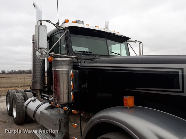 image for item DV9879 2005 Freightliner semi truck