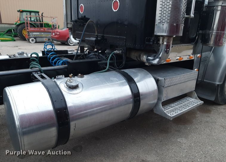 image for item DV9879 2005 Freightliner semi truck