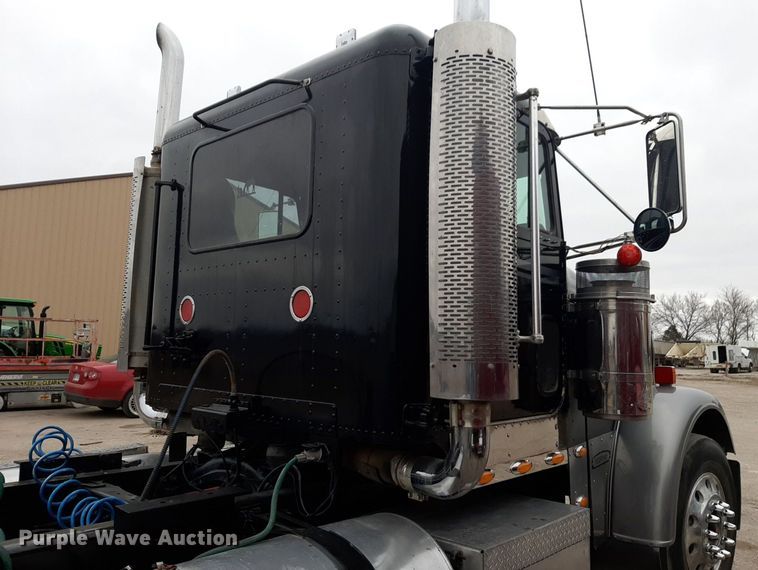 image for item DV9879 2005 Freightliner semi truck