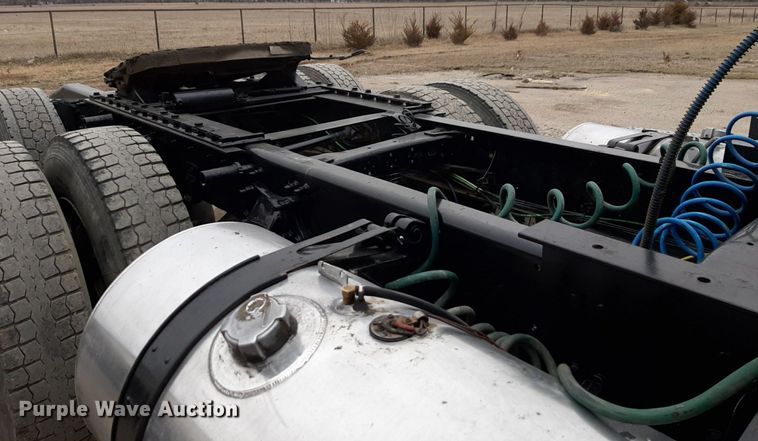 image for item DV9879 2005 Freightliner semi truck