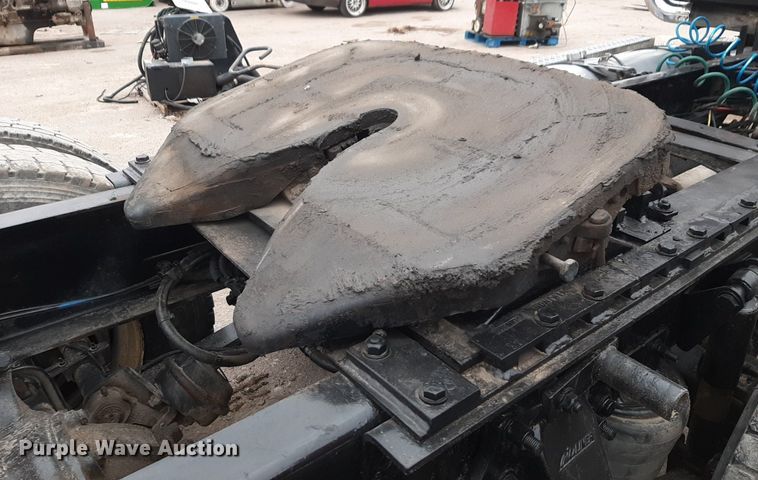 image for item DV9879 2005 Freightliner semi truck