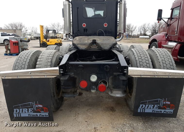 image for item DV9879 2005 Freightliner semi truck