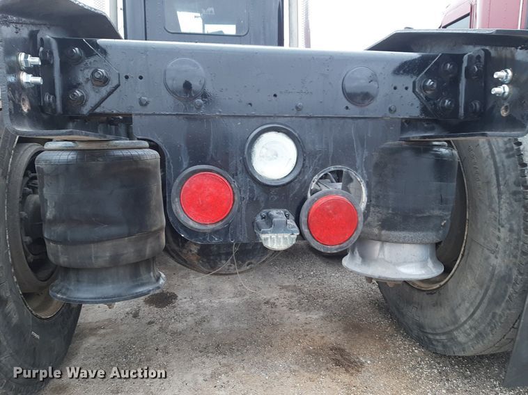 image for item DV9879 2005 Freightliner semi truck