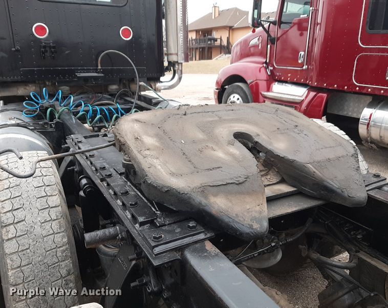 image for item DV9879 2005 Freightliner semi truck