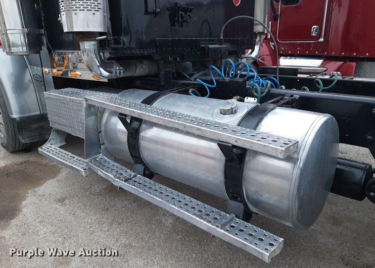 image for item DV9879 2005 Freightliner semi truck