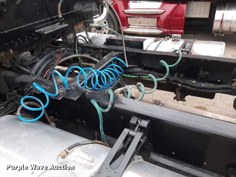 image for item DV9879 2005 Freightliner semi truck