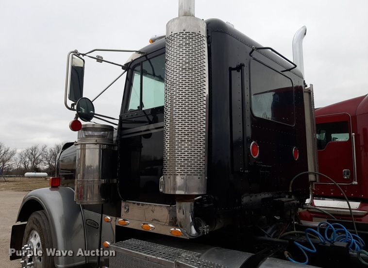 image for item DV9879 2005 Freightliner semi truck