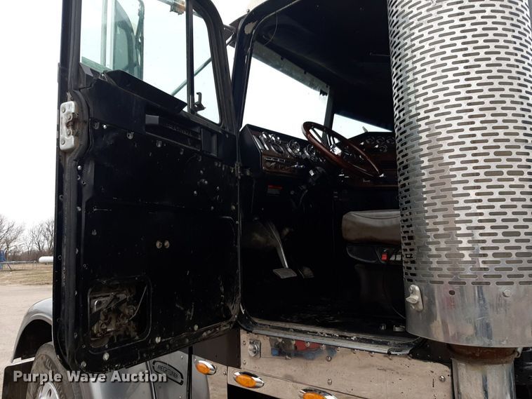 image for item DV9879 2005 Freightliner semi truck