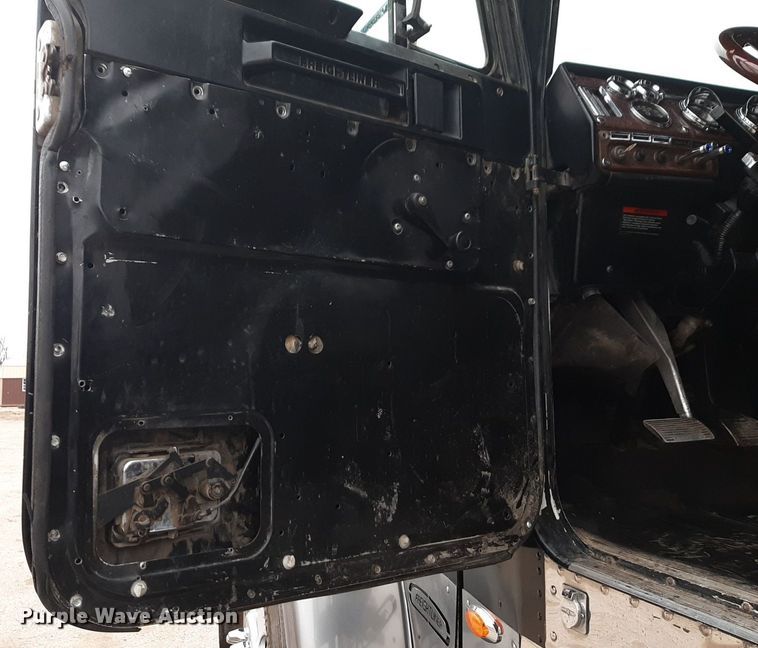 image for item DV9879 2005 Freightliner semi truck