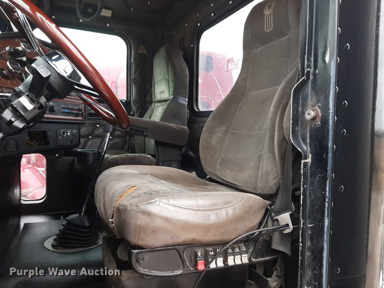 image for item DV9879 2005 Freightliner semi truck