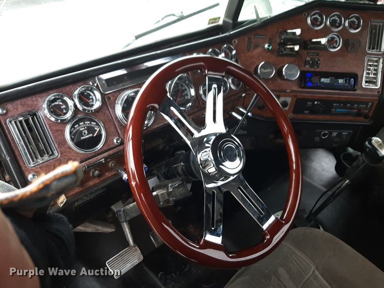 image for item DV9879 2005 Freightliner semi truck