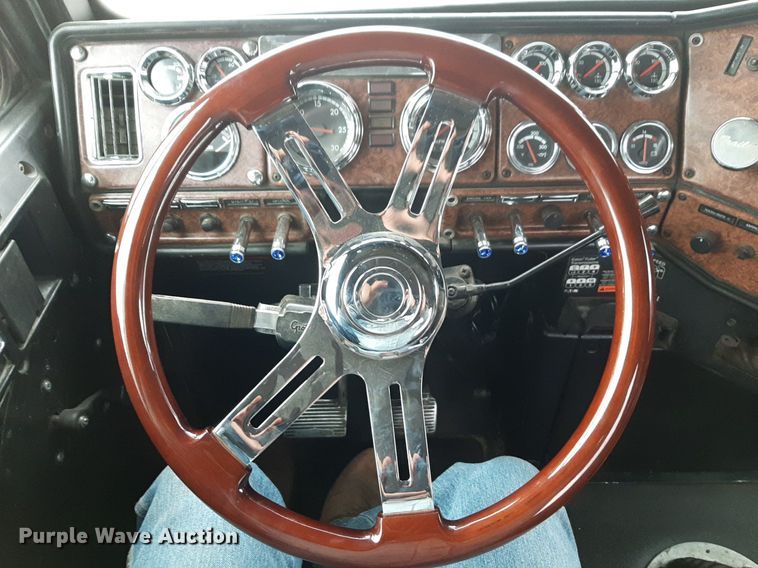 image for item DV9879 2005 Freightliner semi truck