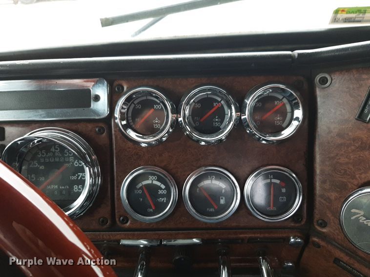 image for item DV9879 2005 Freightliner semi truck