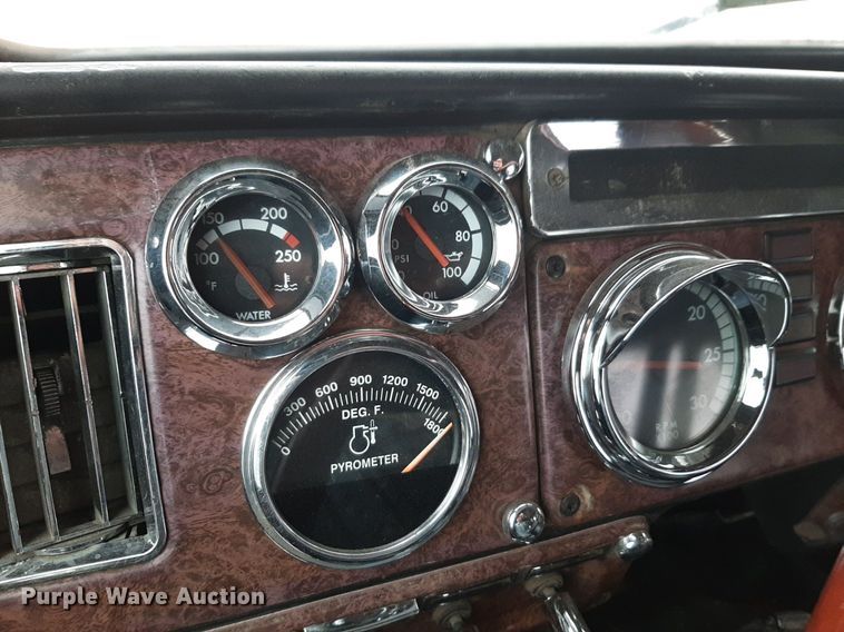 image for item DV9879 2005 Freightliner semi truck