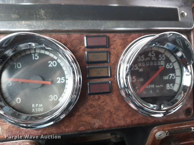 image for item DV9879 2005 Freightliner semi truck