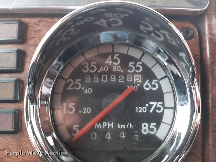 image for item DV9879 2005 Freightliner semi truck