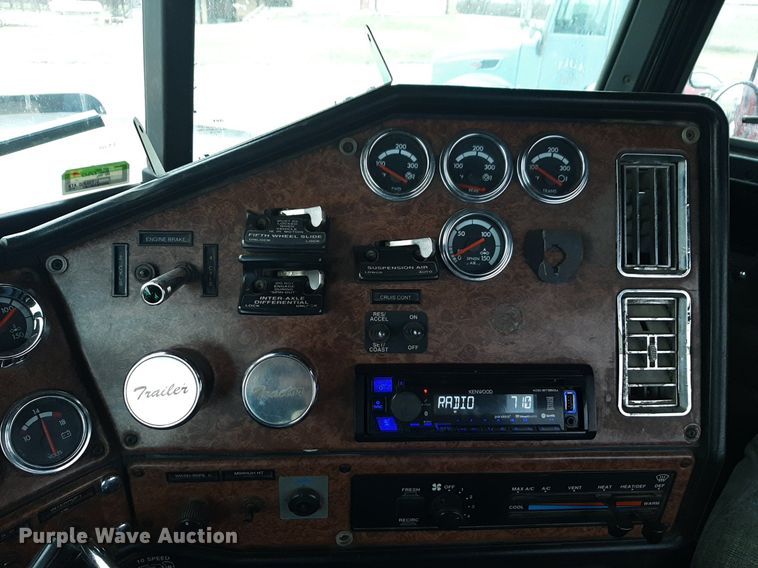 image for item DV9879 2005 Freightliner semi truck