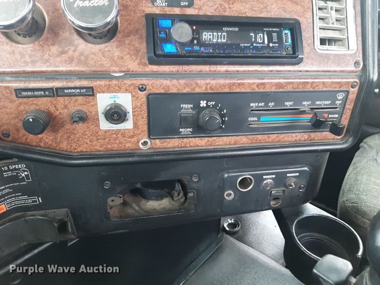 image for item DV9879 2005 Freightliner semi truck