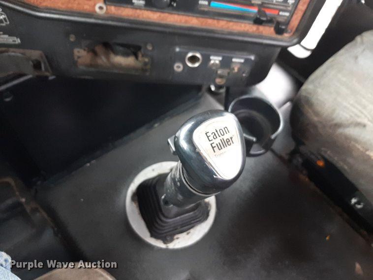 image for item DV9879 2005 Freightliner semi truck