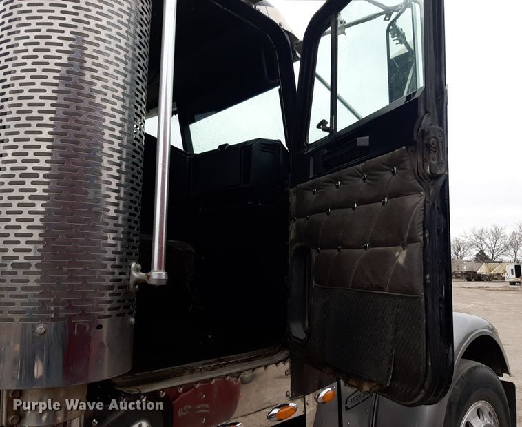 image for item DV9879 2005 Freightliner semi truck