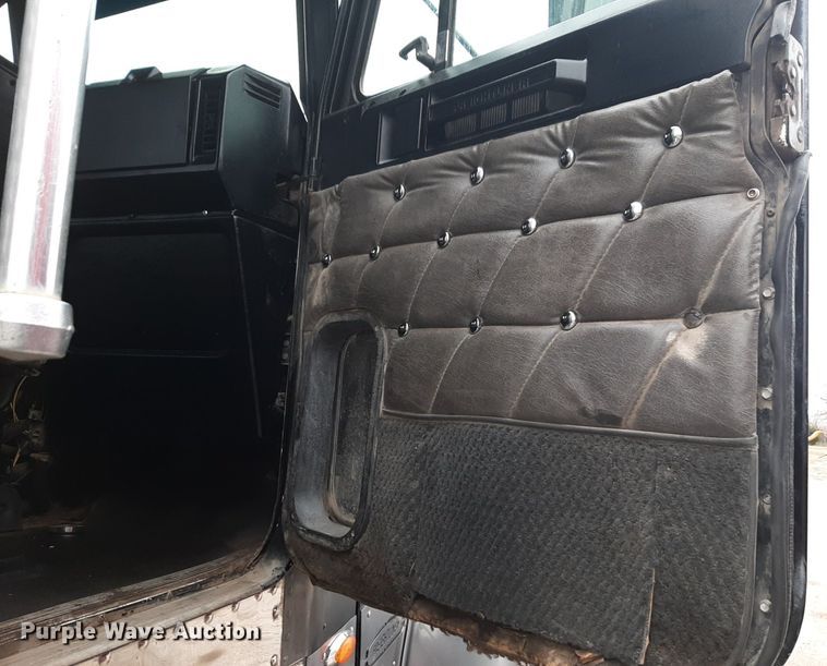 image for item DV9879 2005 Freightliner semi truck