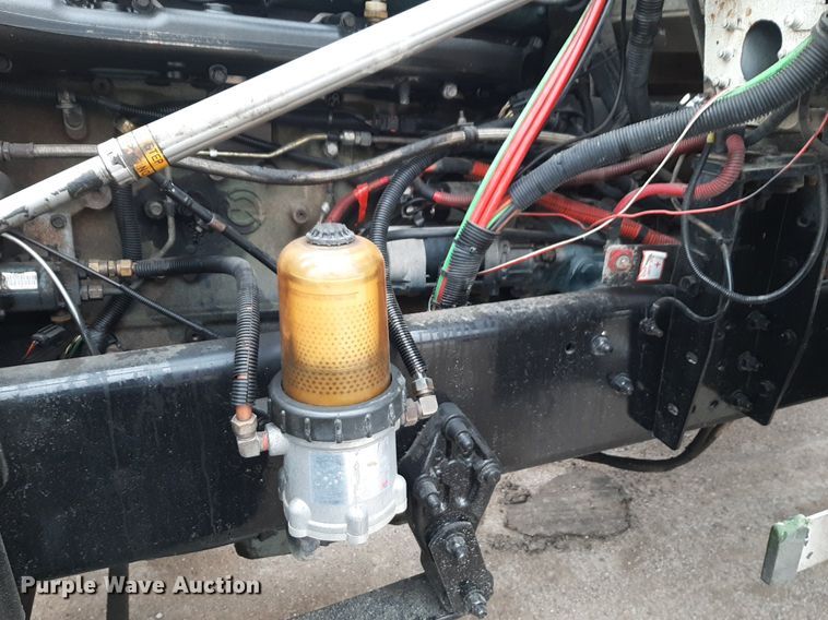 image for item DV9879 2005 Freightliner semi truck