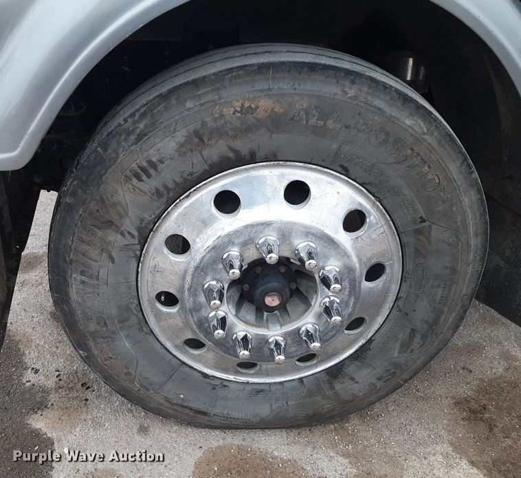 image for item DV9879 2005 Freightliner semi truck