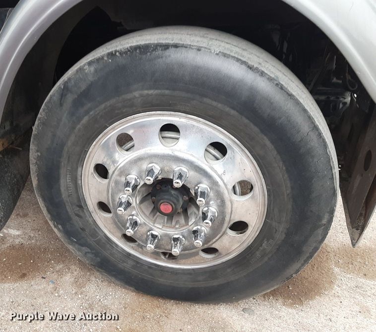 image for item DV9879 2005 Freightliner semi truck